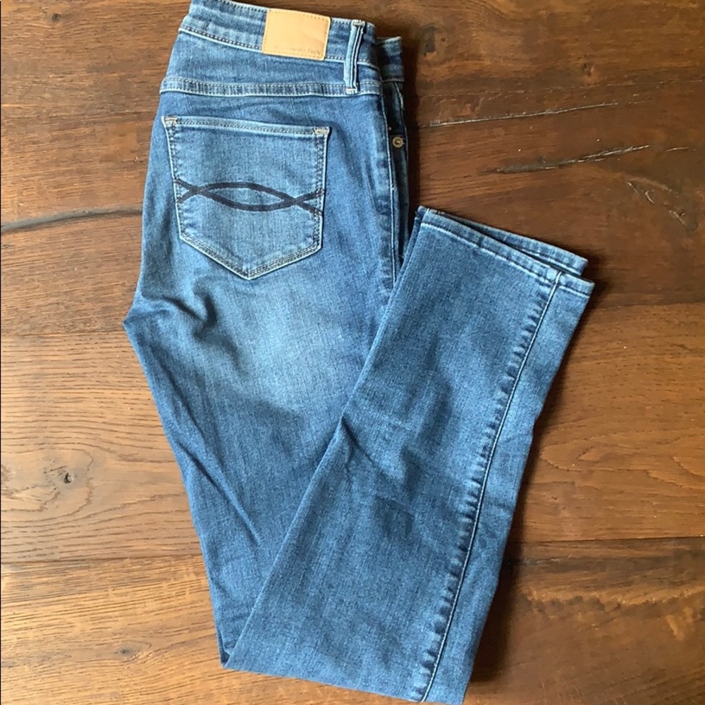 SOLD.    Abercrombie 4S Straight Skinny Jeans